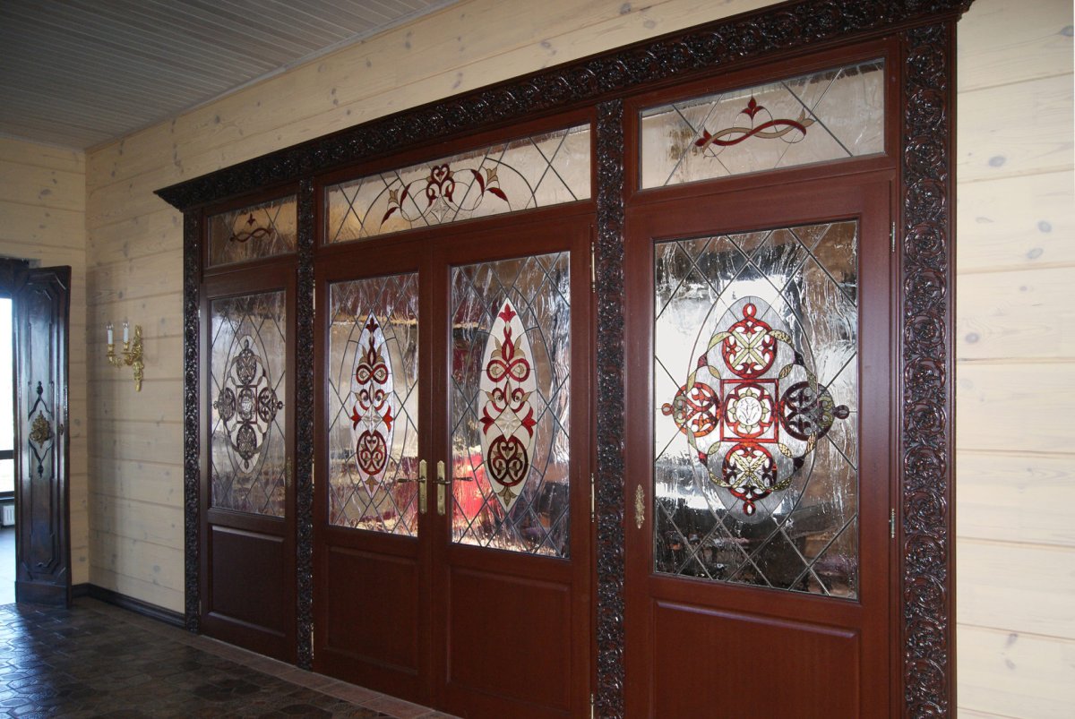 Пластиковые витражи с дверью