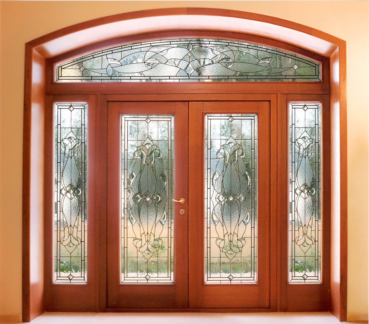 Витражная парадная дверь