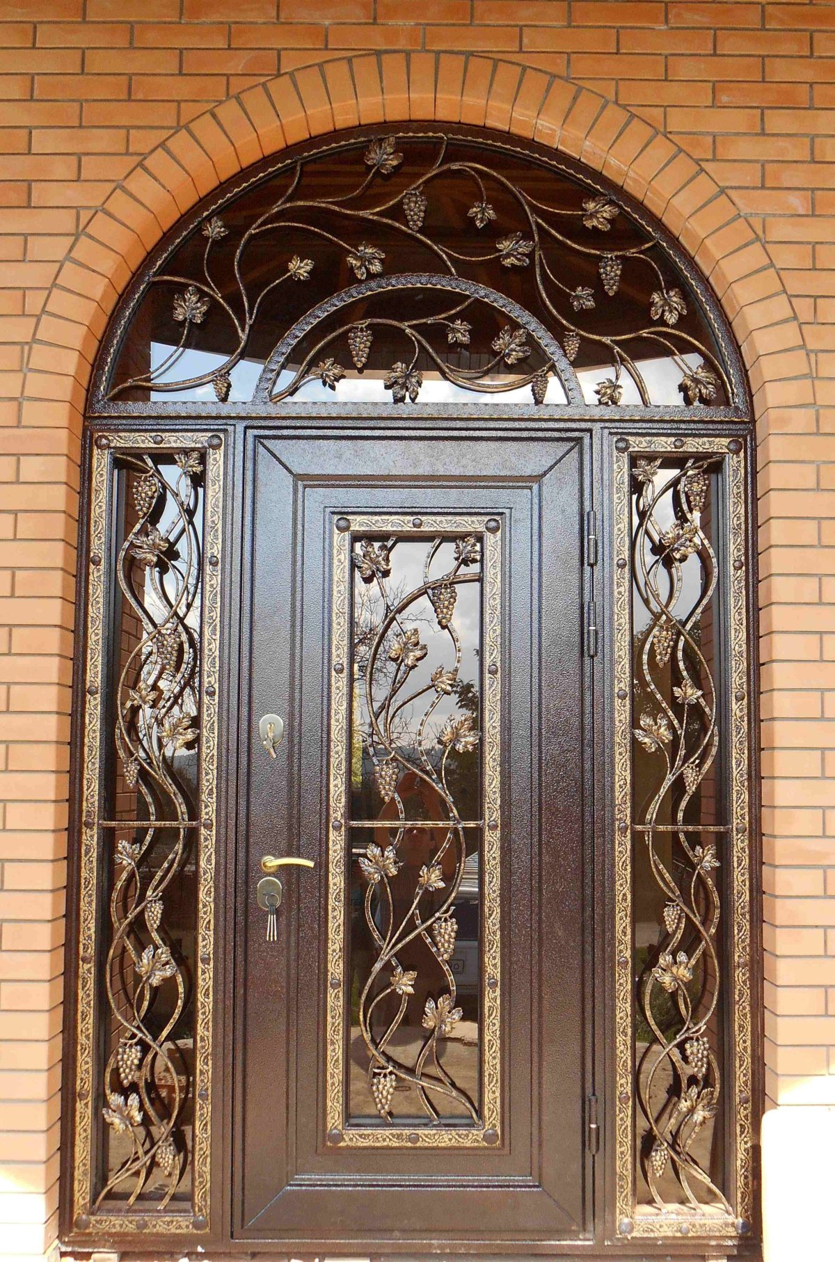 Входные двери с ковкой