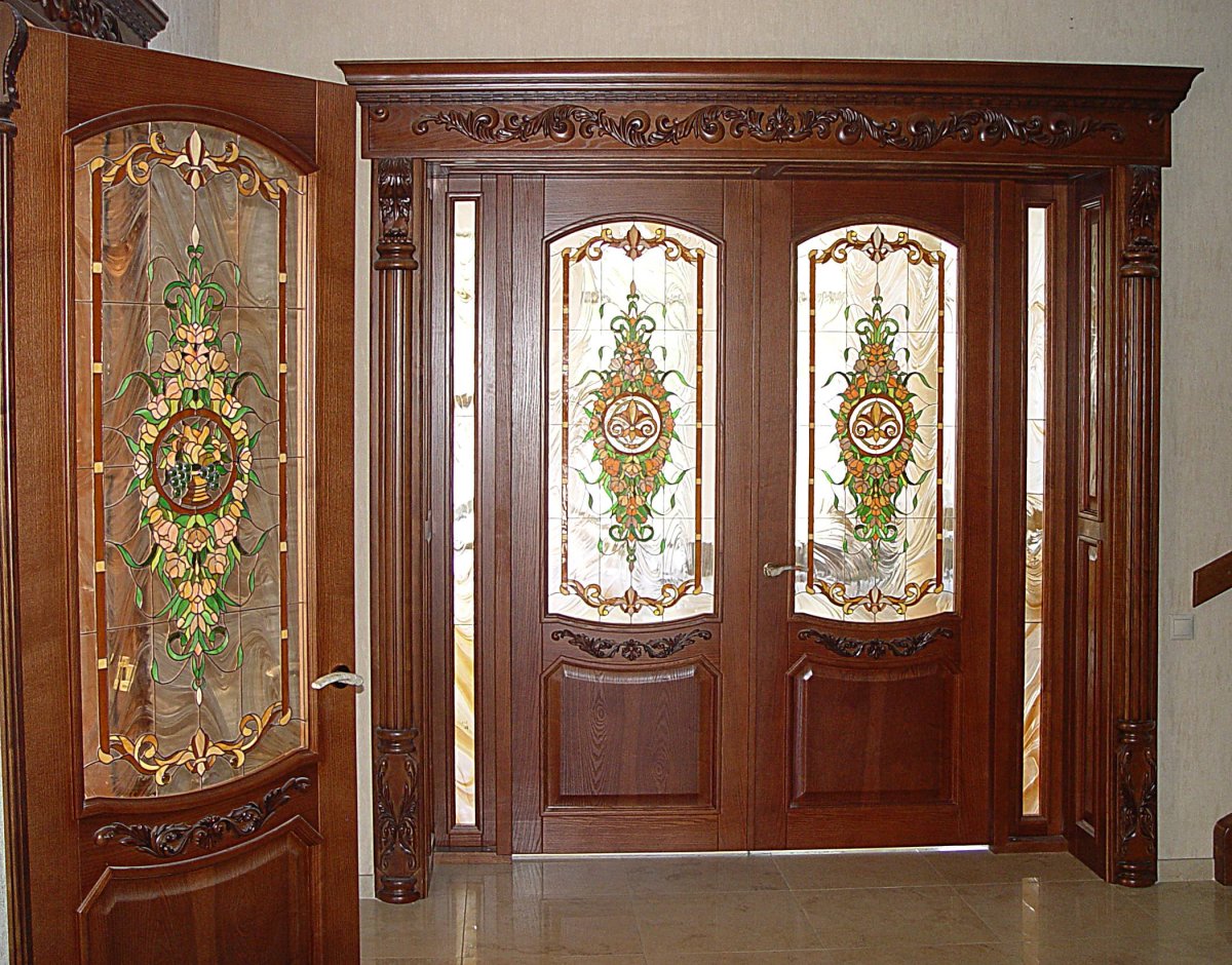 Двери с витражными стеклами