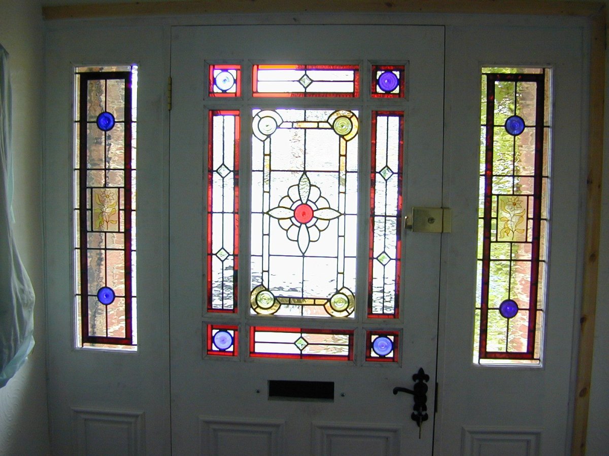 Синие двери с витражом