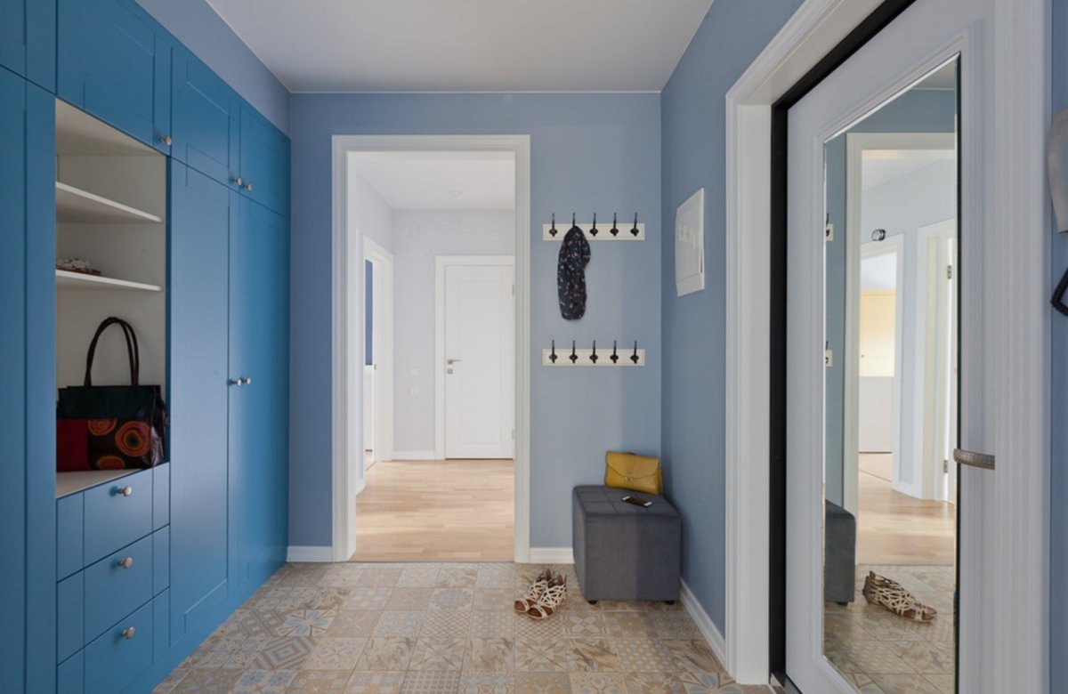 Синяя дверь в прихожей