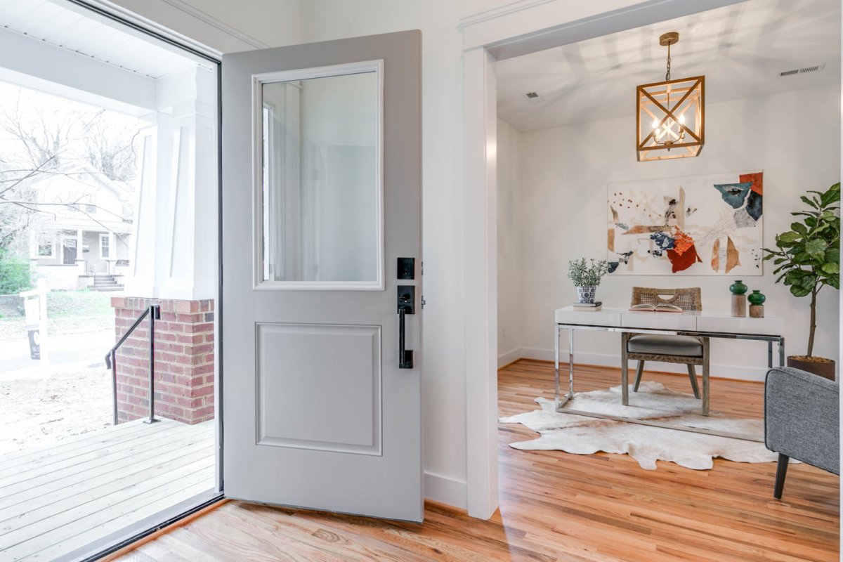 Плинтус в цвет дверей