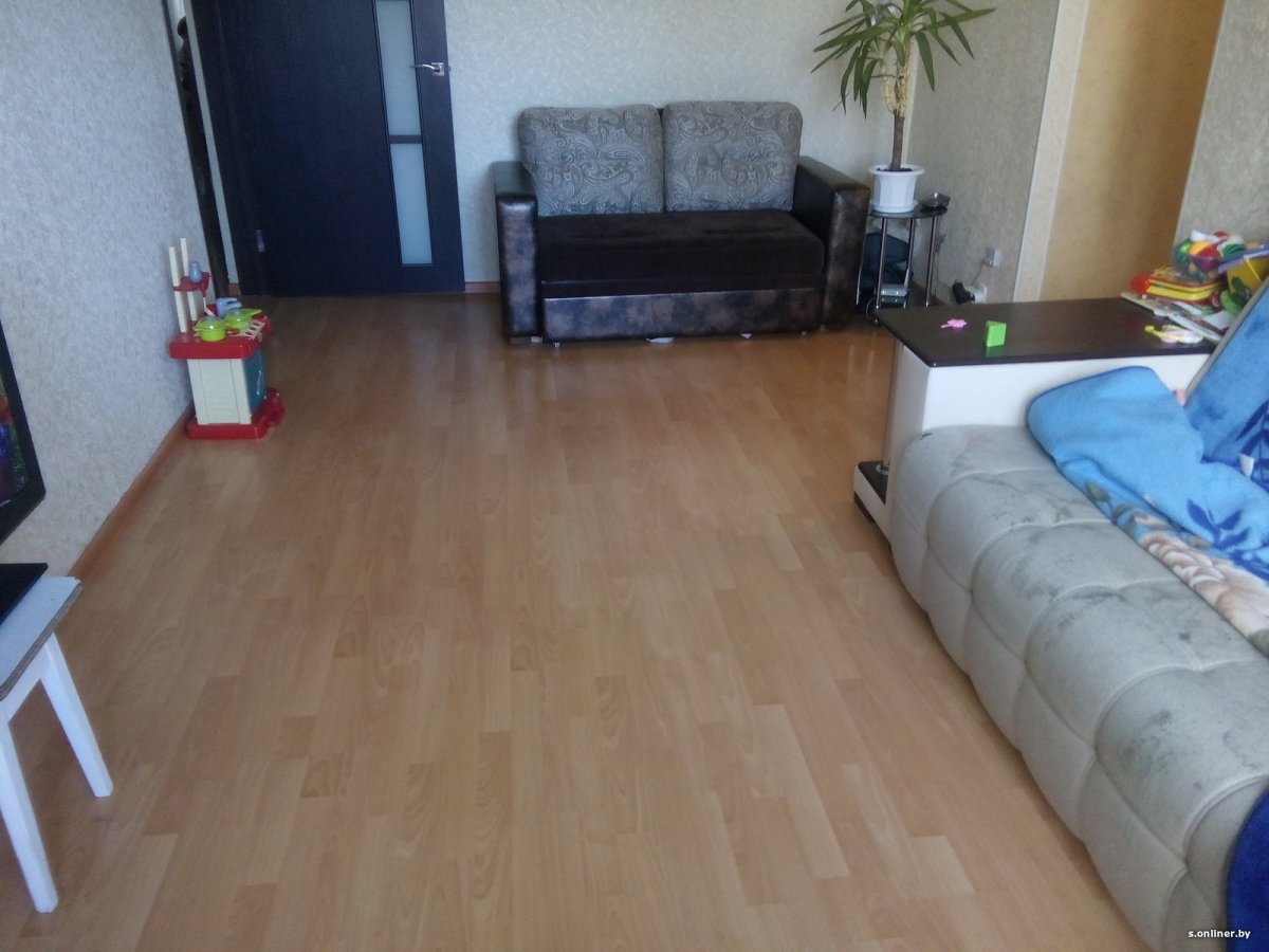 Постелить линолеум в комнате с мебелью