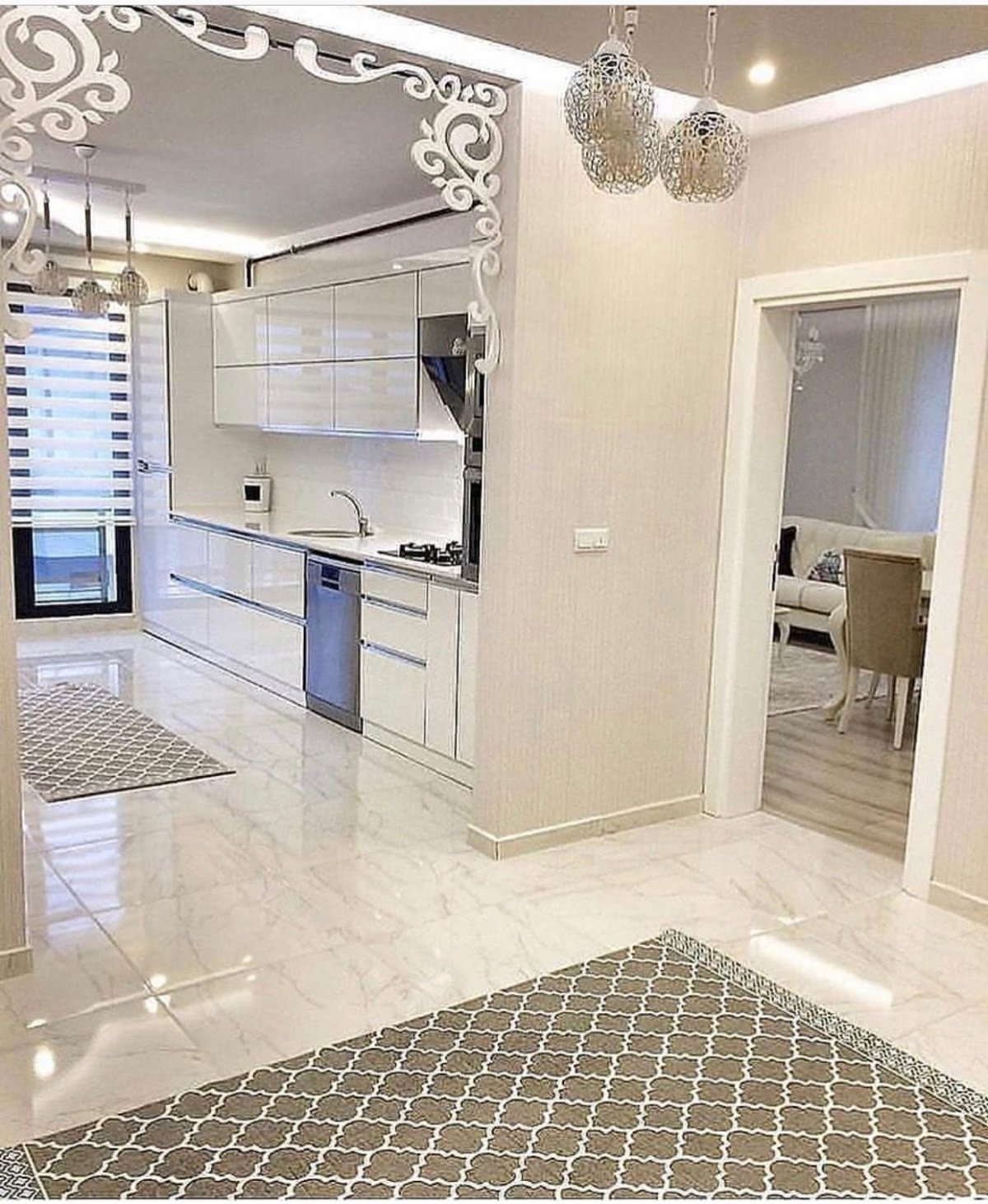 Коридор переходящий в гостиную