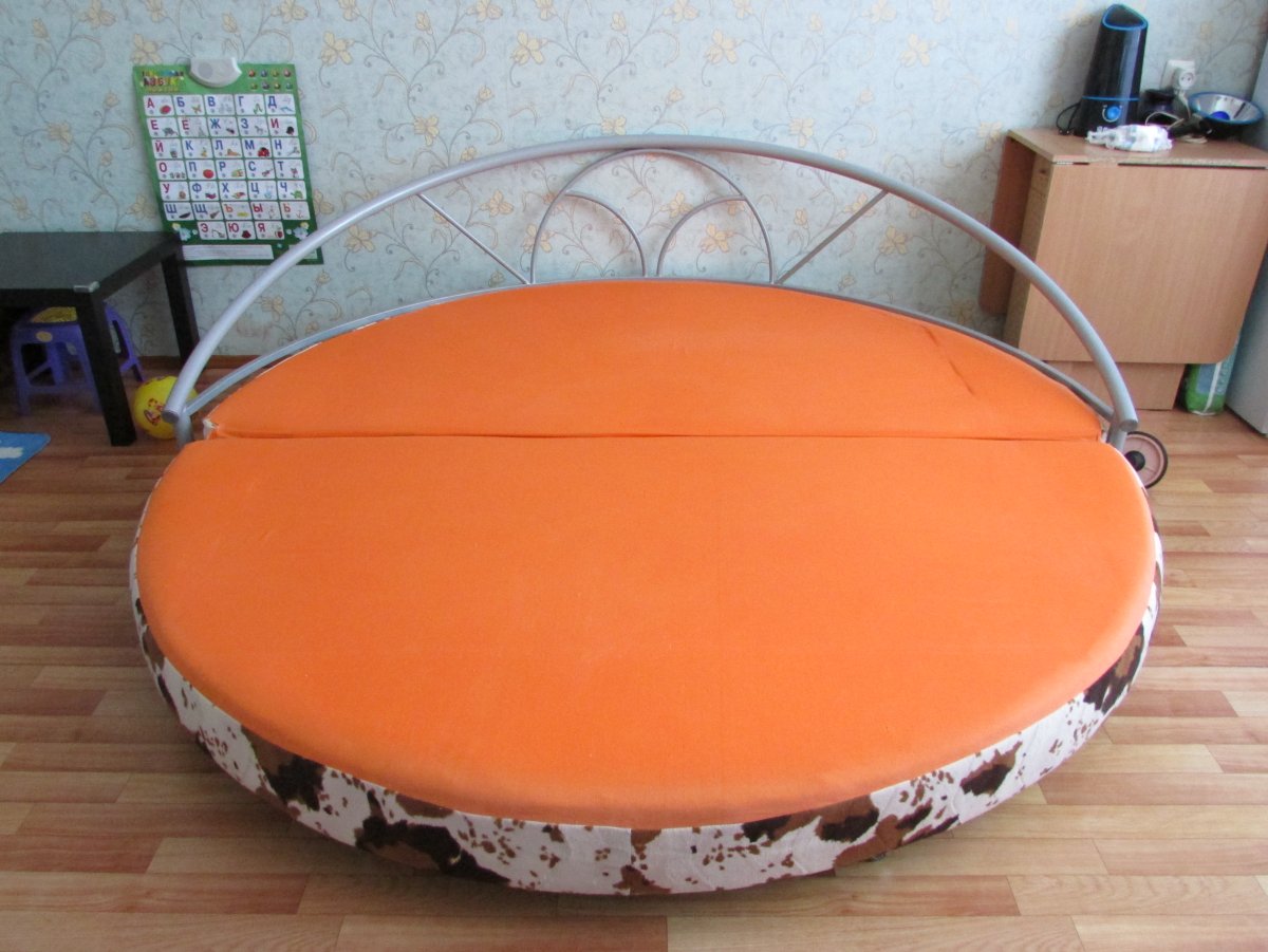 Круглая кровать в гостиной