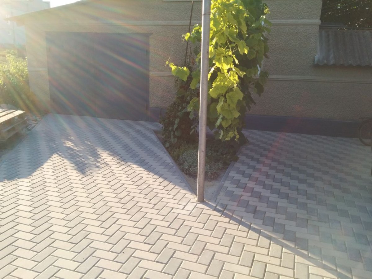 Серая брусчатка во дворе