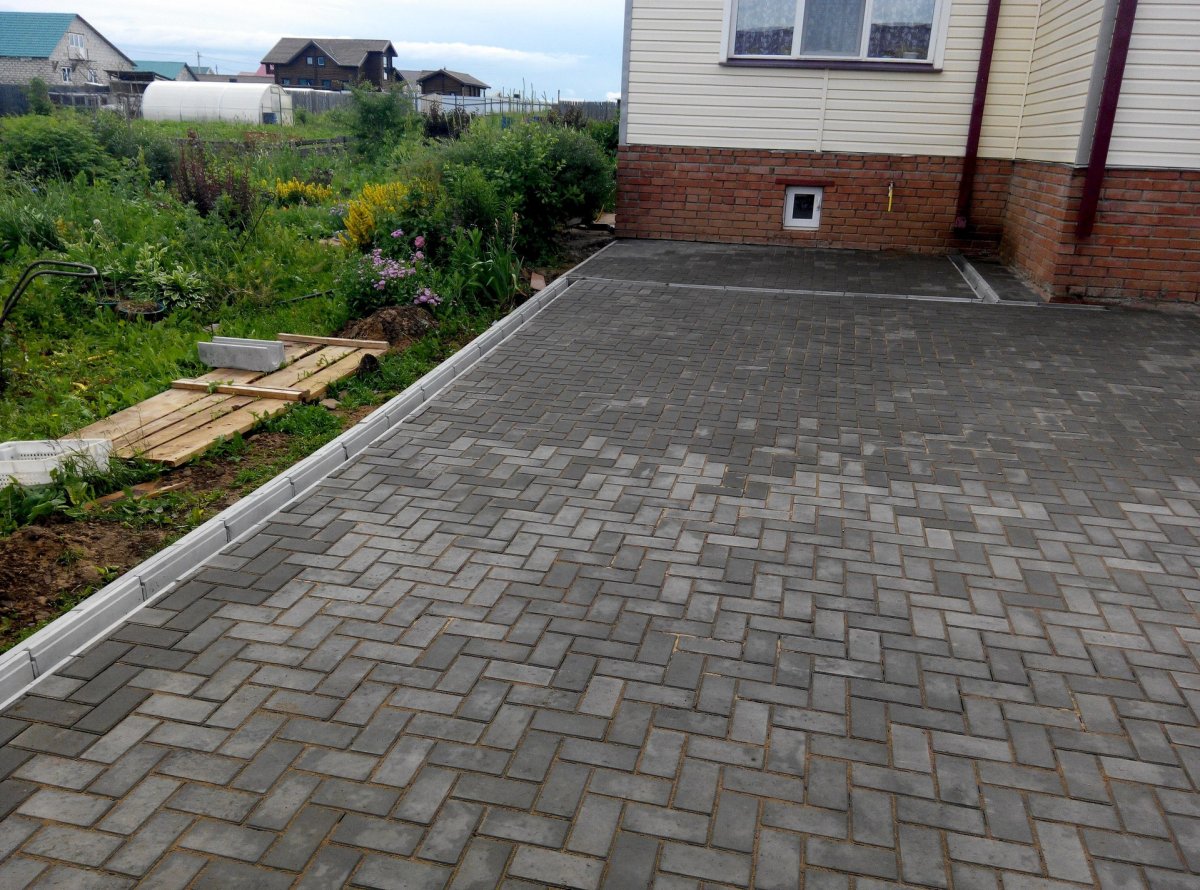 Плитка брусчатка серая во дворе