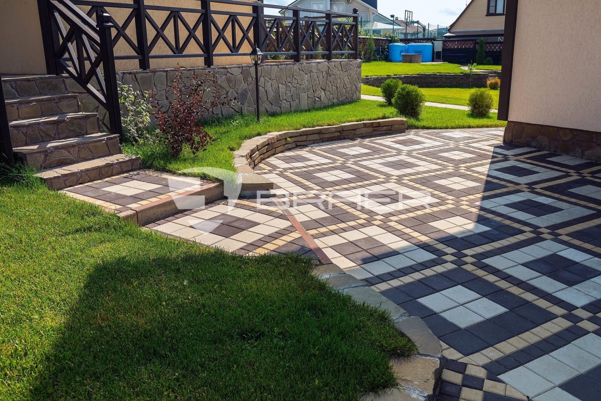 Тротуарная плитка во дворе дома