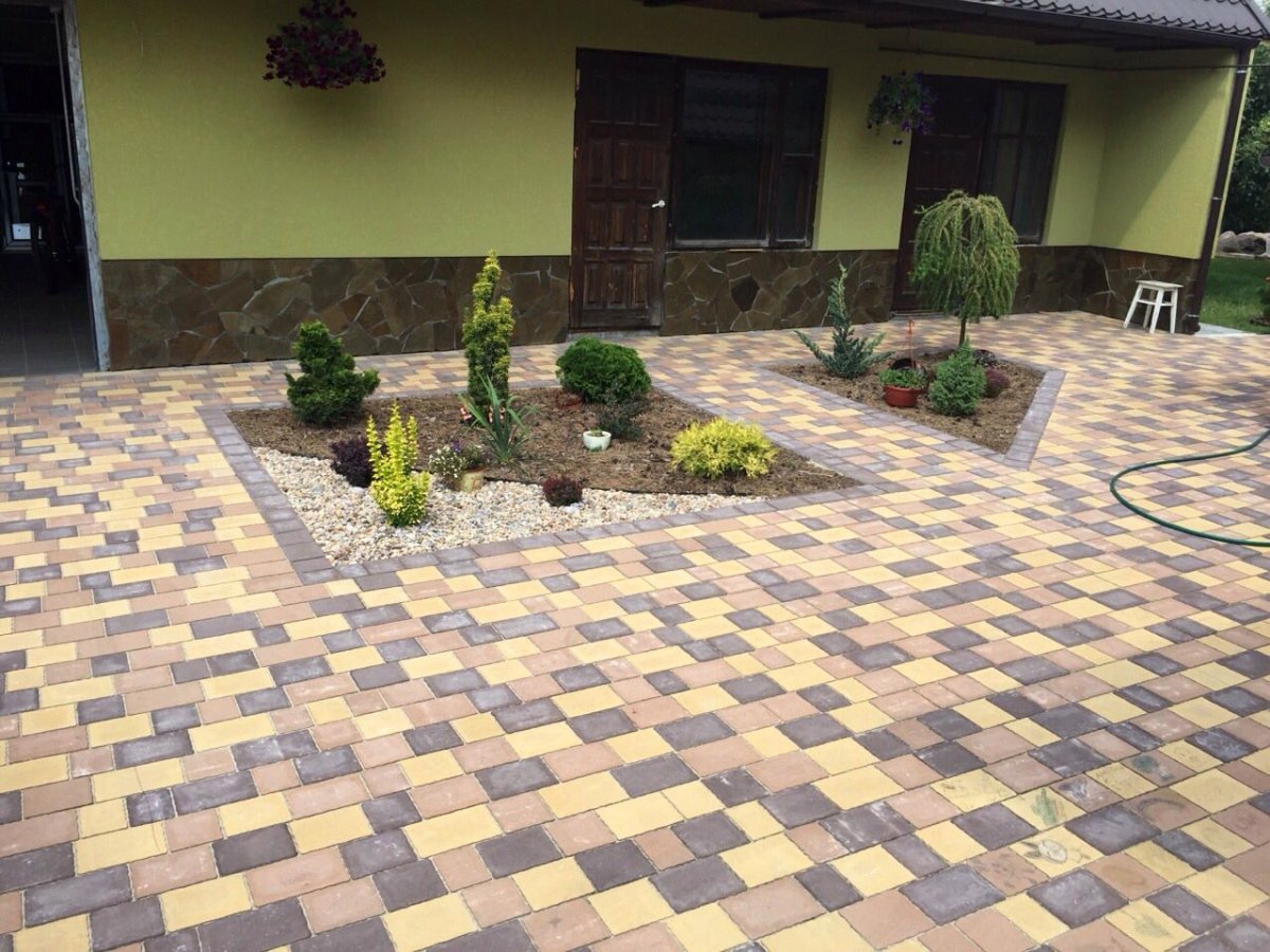 Брусчатка во дворе