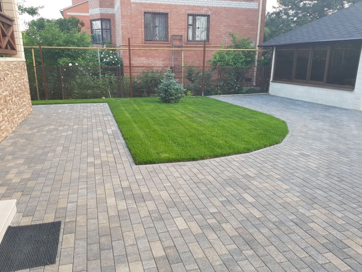 Окаймление клумбы брусчаткой