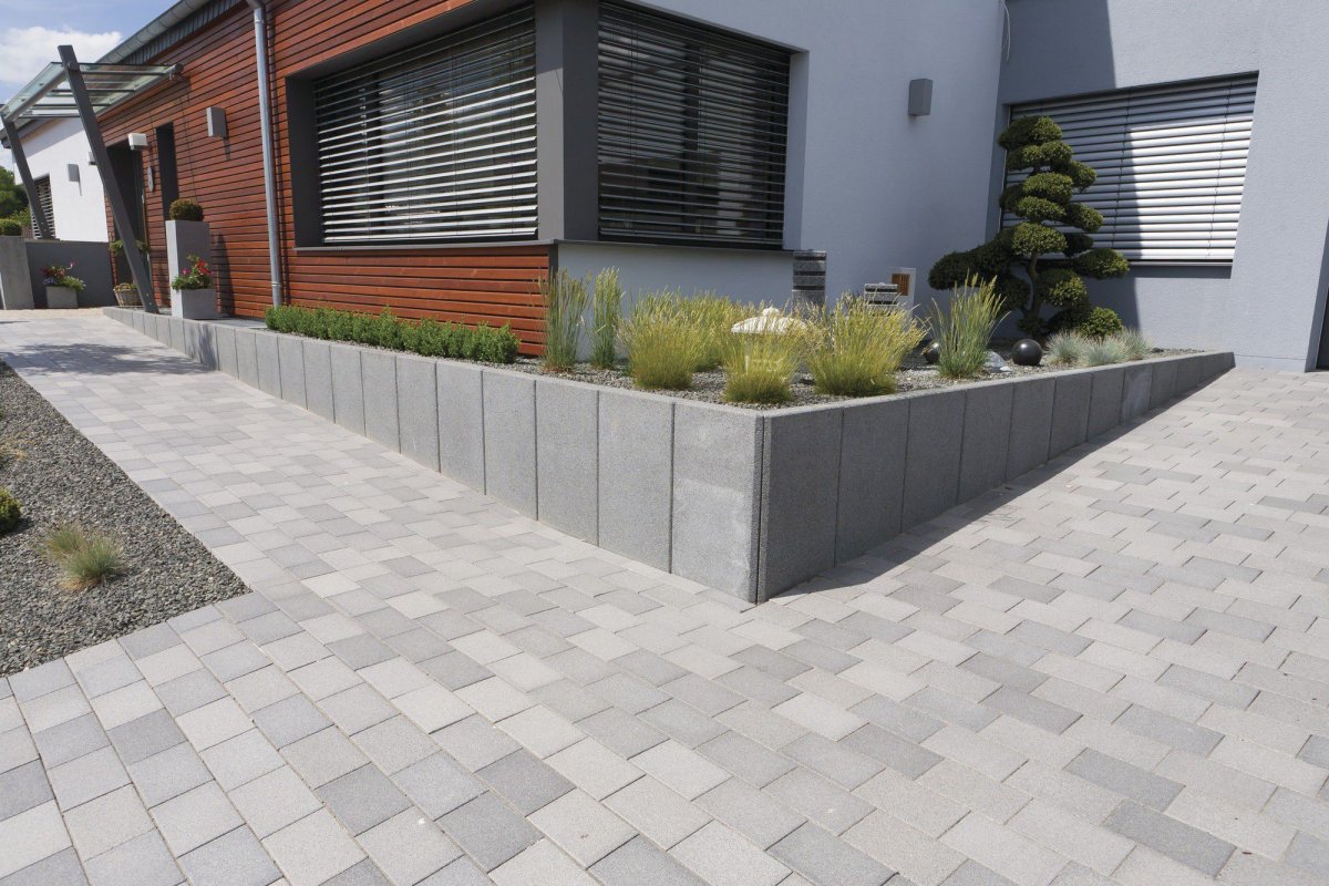 Современная плитка во дворе