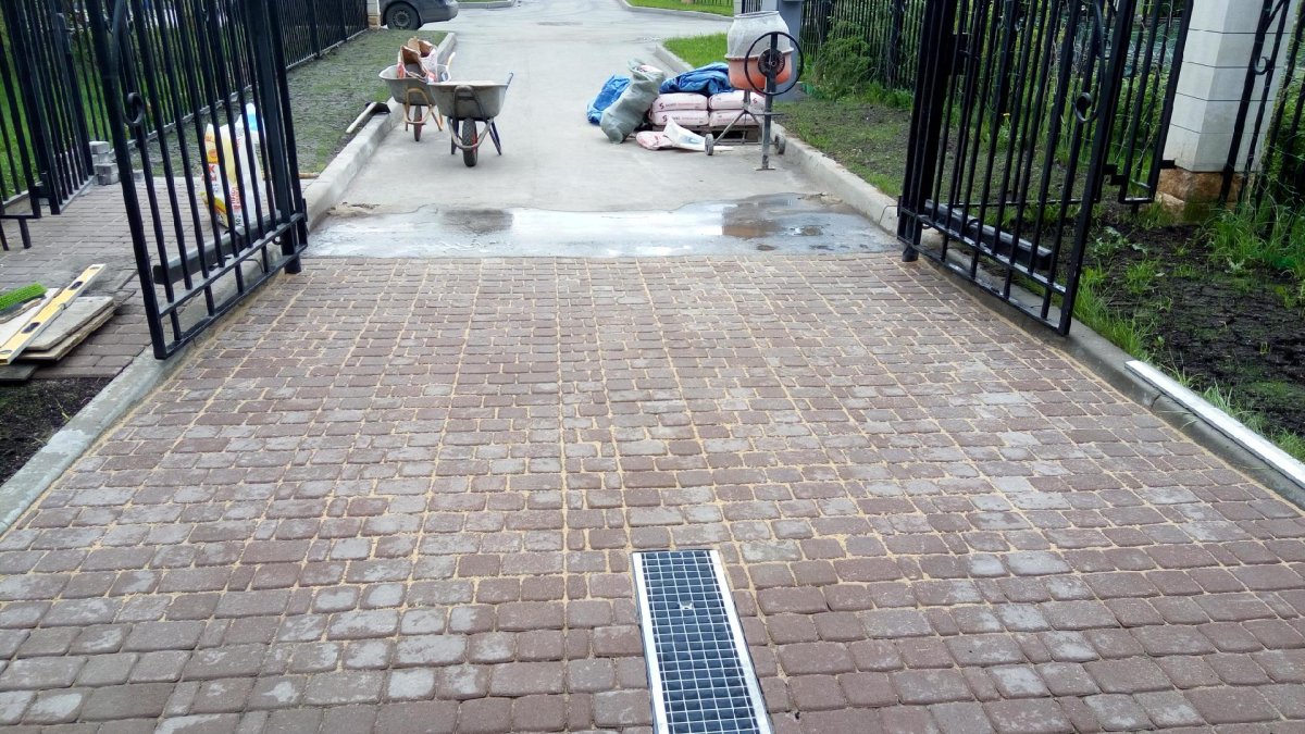 Брусчатка во дворе
