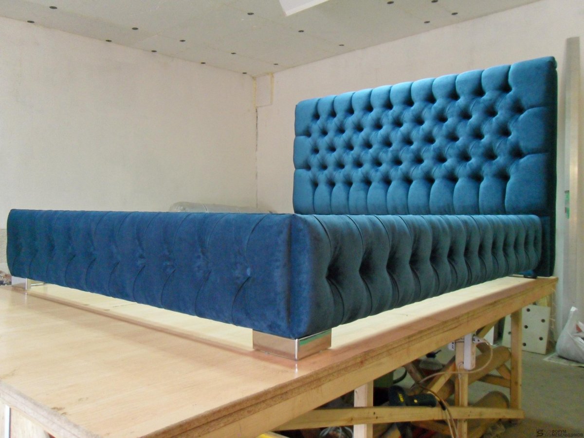 Красный диван кожаный с каретной стяжкой