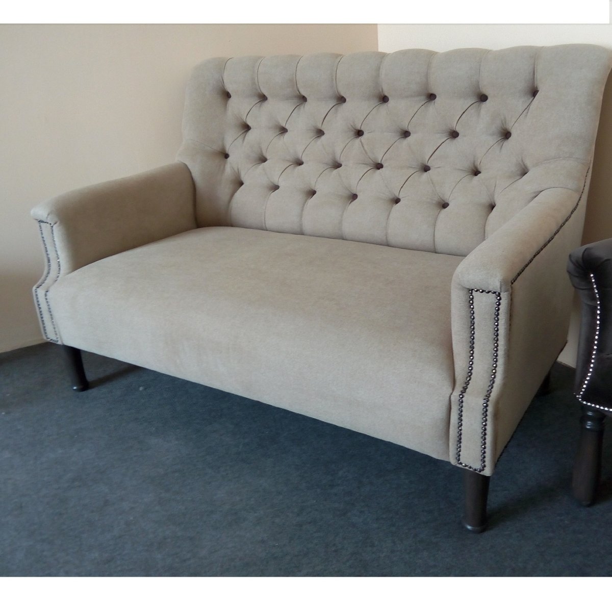 Диван с каретной стяжкой в интерьере