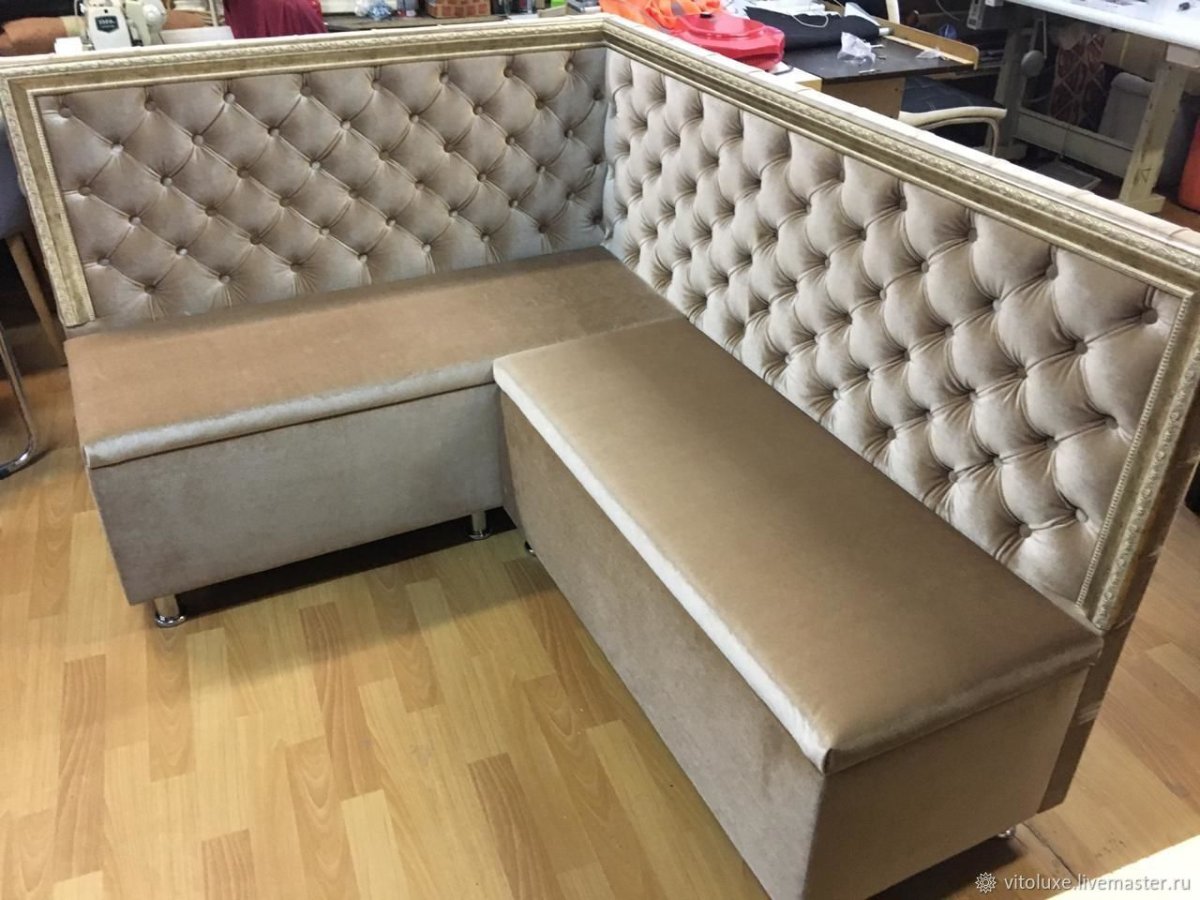 Каретная стяжка в интерьере гостиной