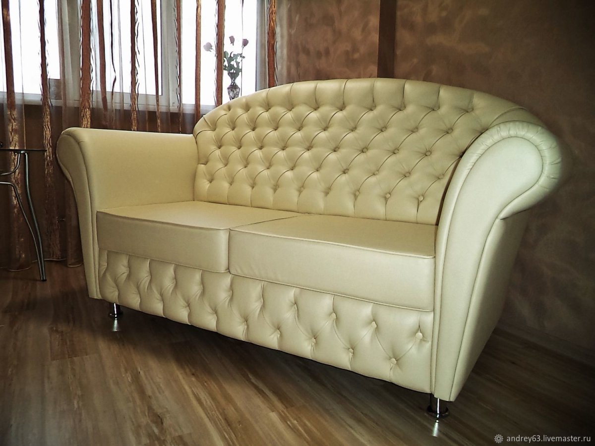 Маленький угловой диван с каретной стяжкой