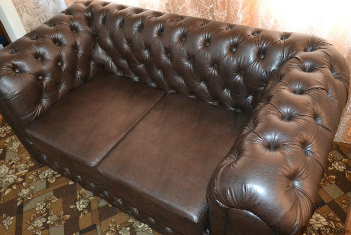 Серый диван с каретной стяжкой в интерьере