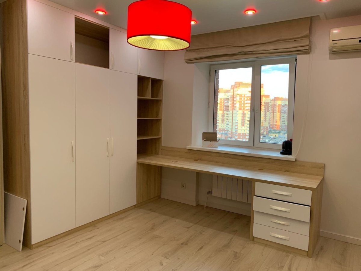 Рабочая зона со шкафом в детской