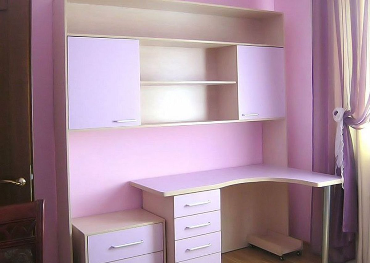 Угловой стол в детскую комнату