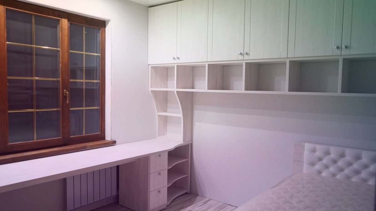 Встроенные письменные столы у окна