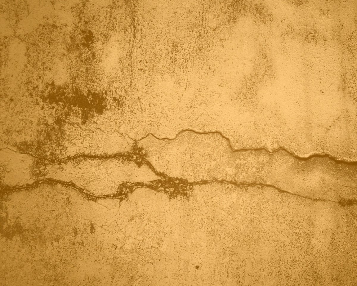 Старая стена в трещинах