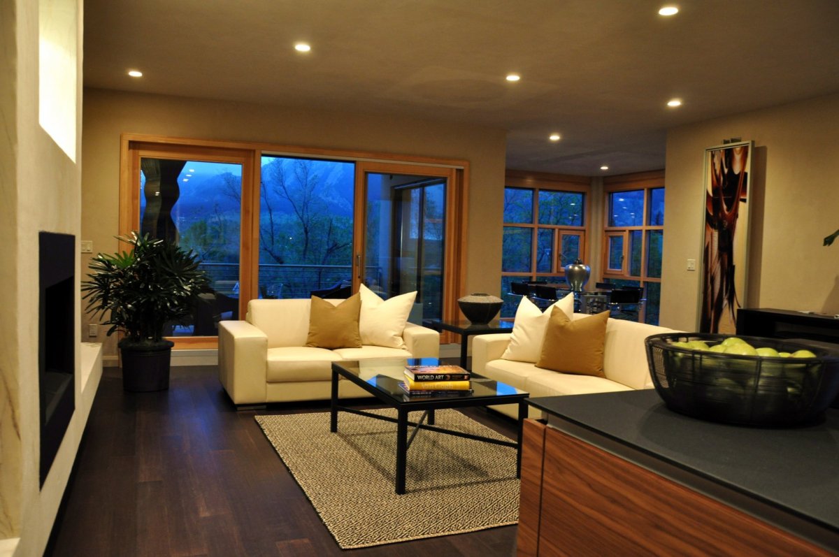 Гостиная в доме с панорамными окнами