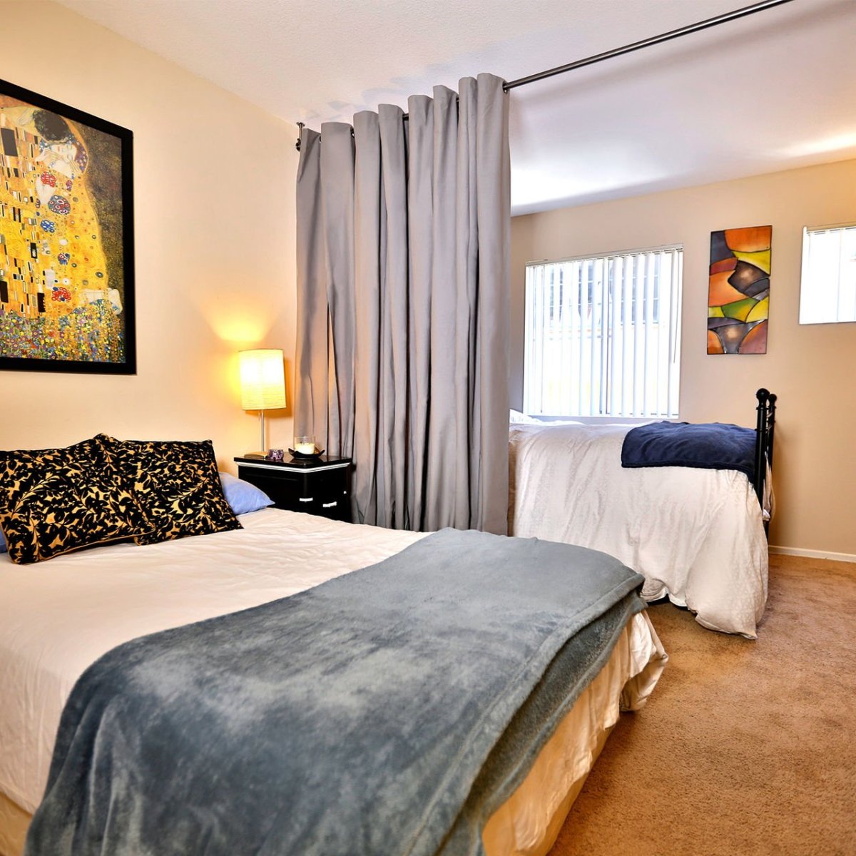 Комната разграниченная занавеской