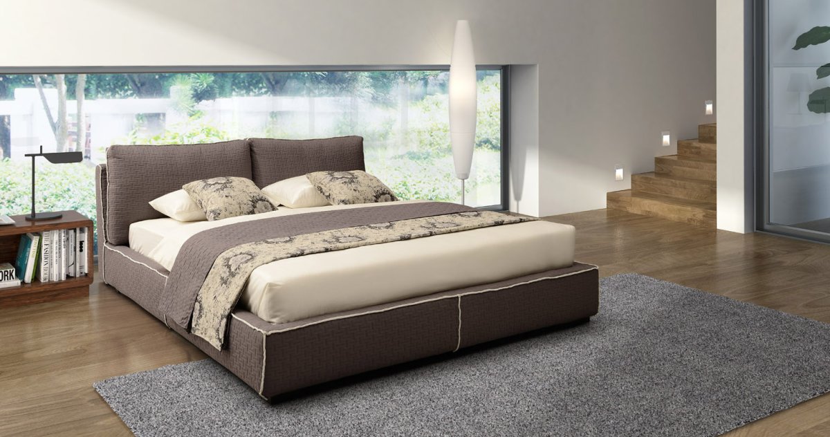 Спальня с деревянным изголовьем