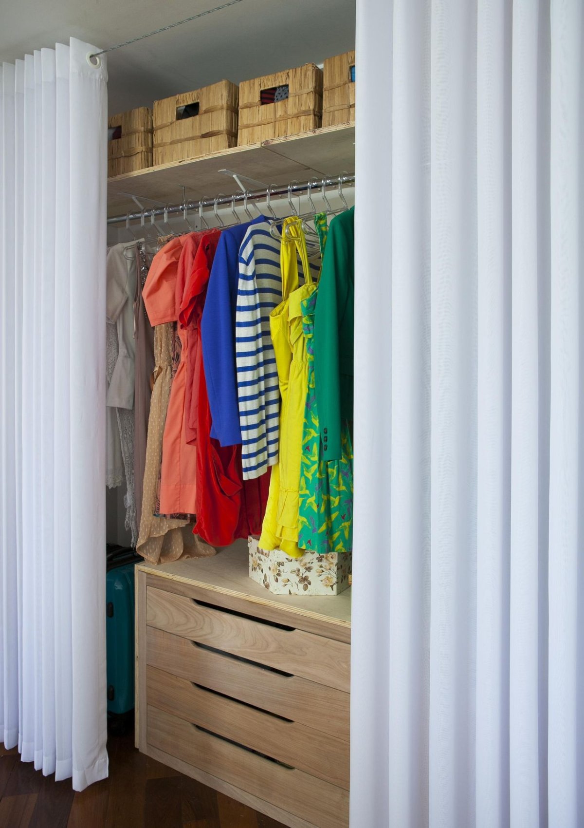 Встроенный шкаф со шторой