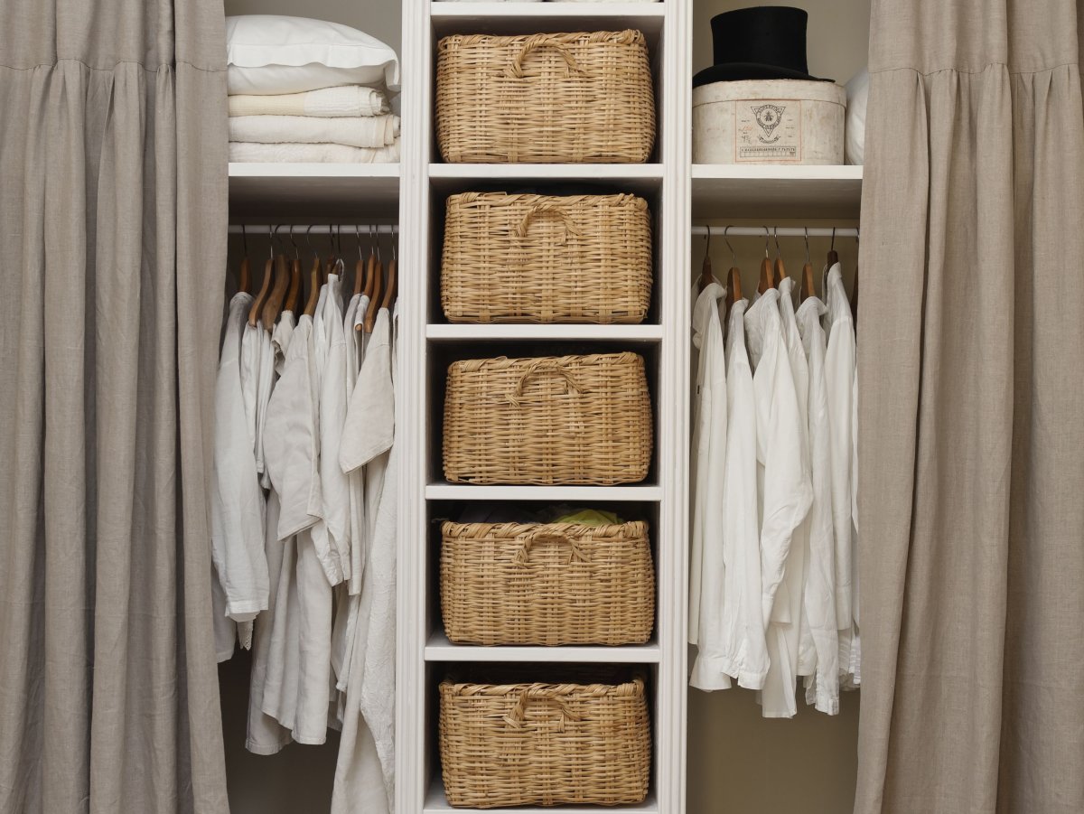 Гардеробная с плетеными корзинами