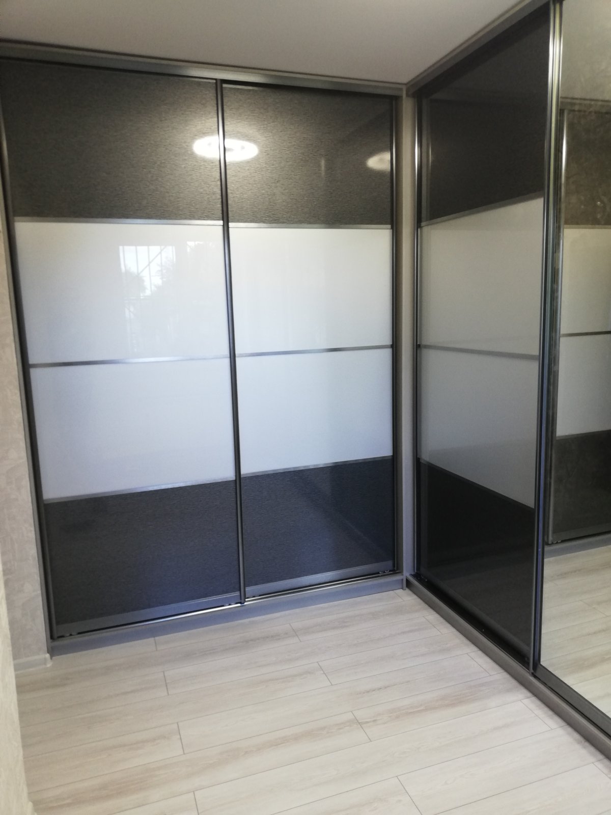 Шкаф купе в бело серых тонах