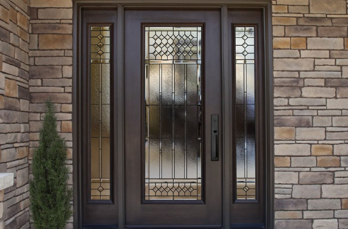 Белая пластиковая дверь в частный дом