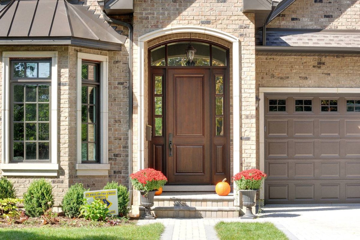 Серая входная дверь в дом