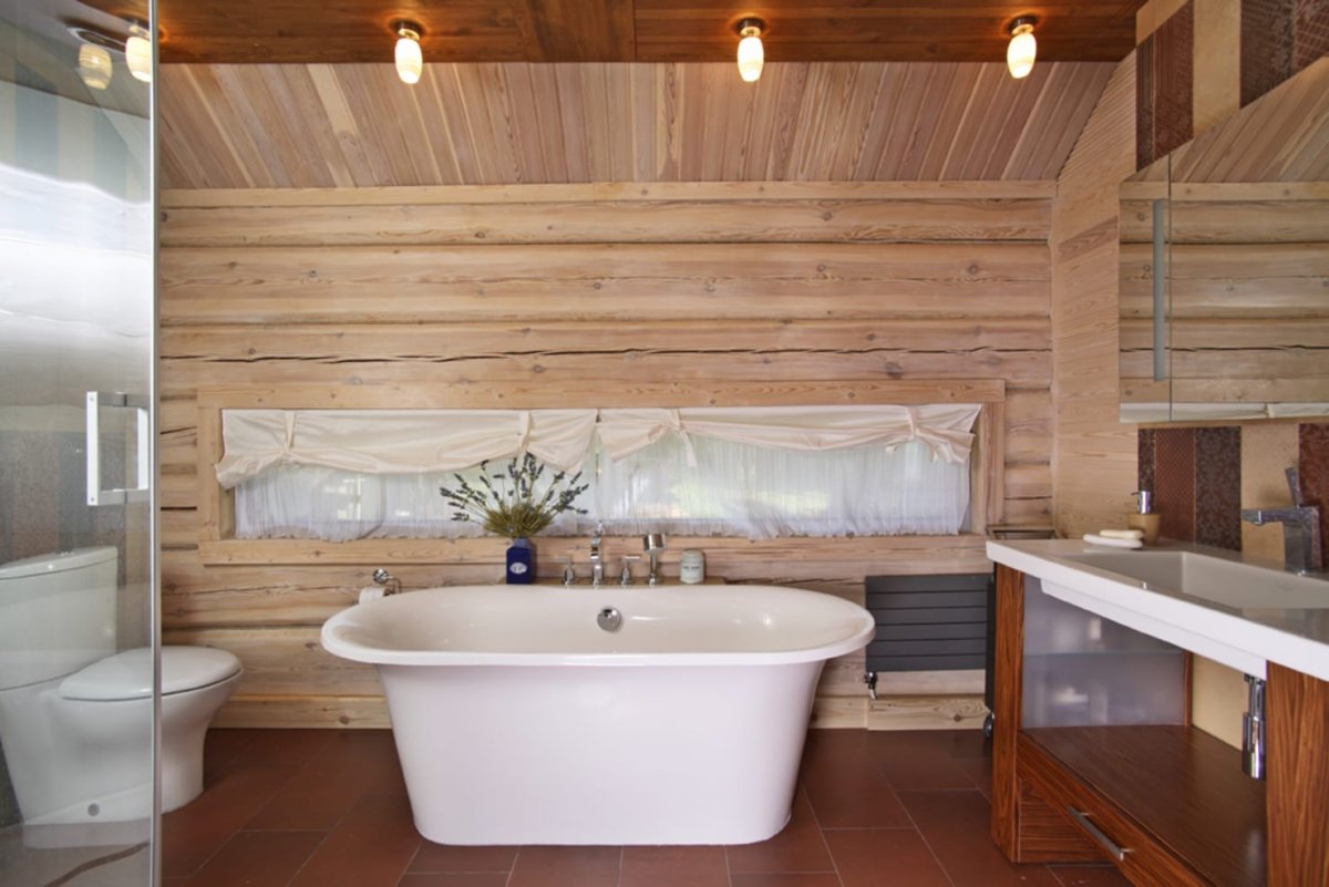 Отделка ванной комнаты в загородном доме