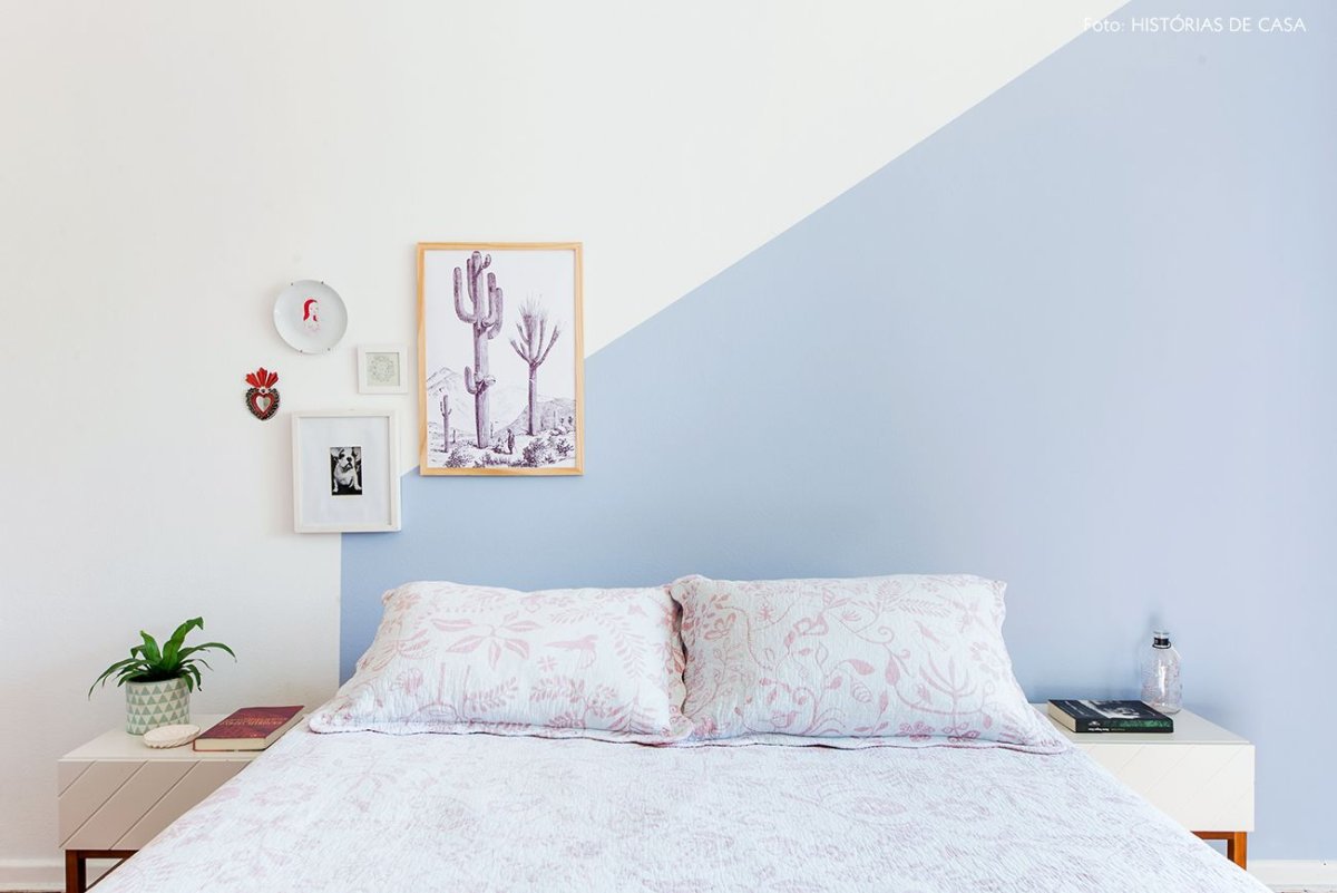 Белые рейки в декоре на голубой стене под покраску