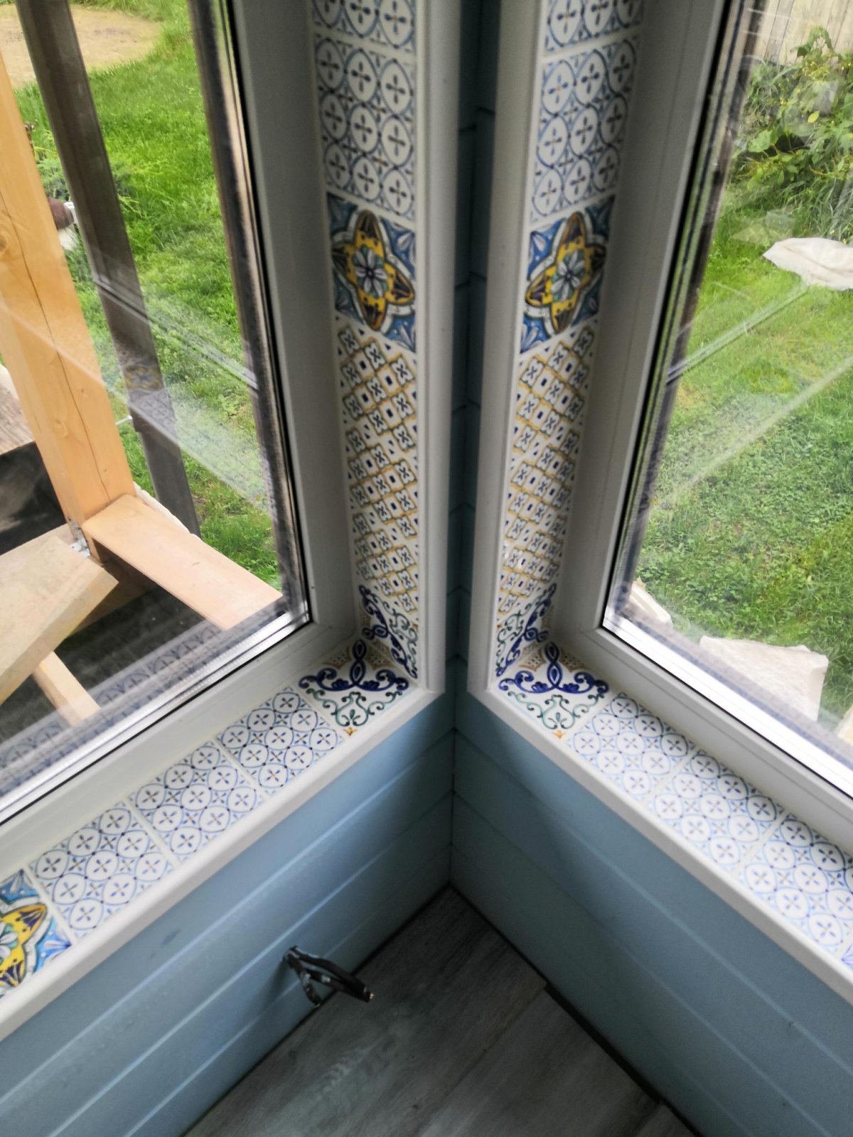 Плитка на откосы окна