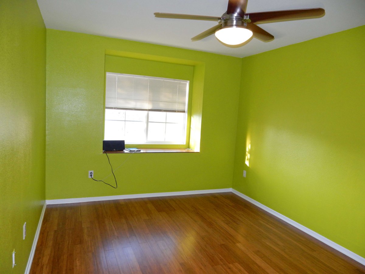 Стены покрашены водоэмульсионной краской