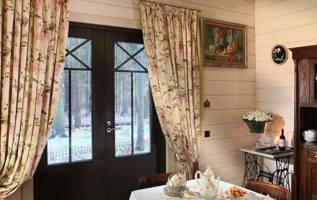 Кухня в деревянном доме с окном