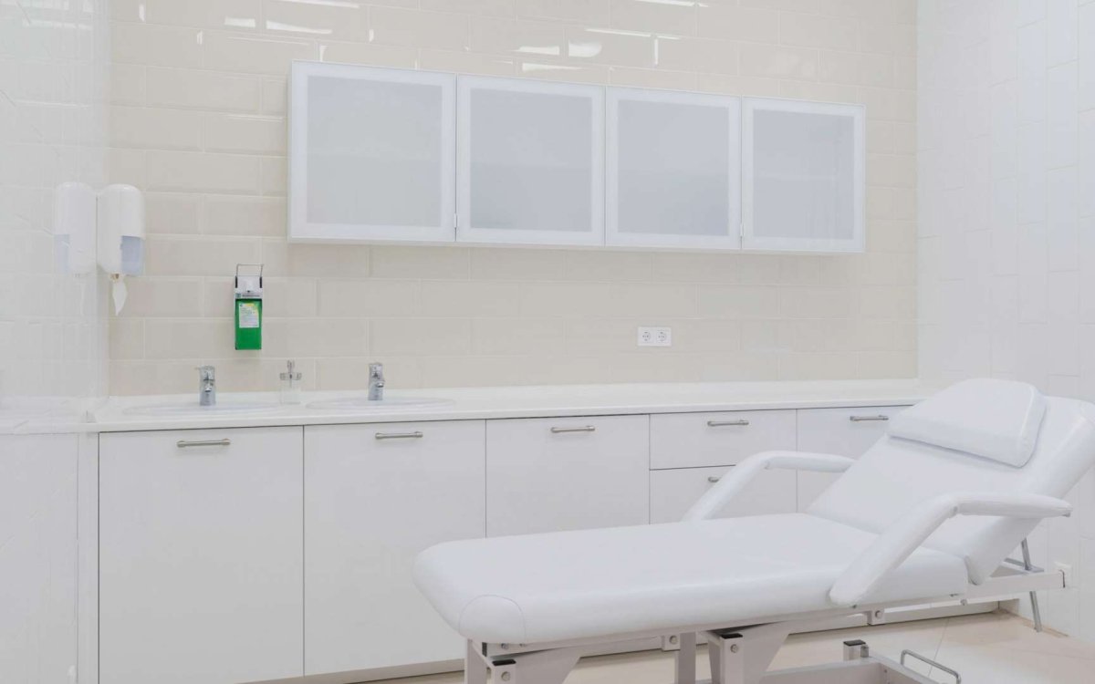 Интерьер кабинета косметолога бежевый экостиль