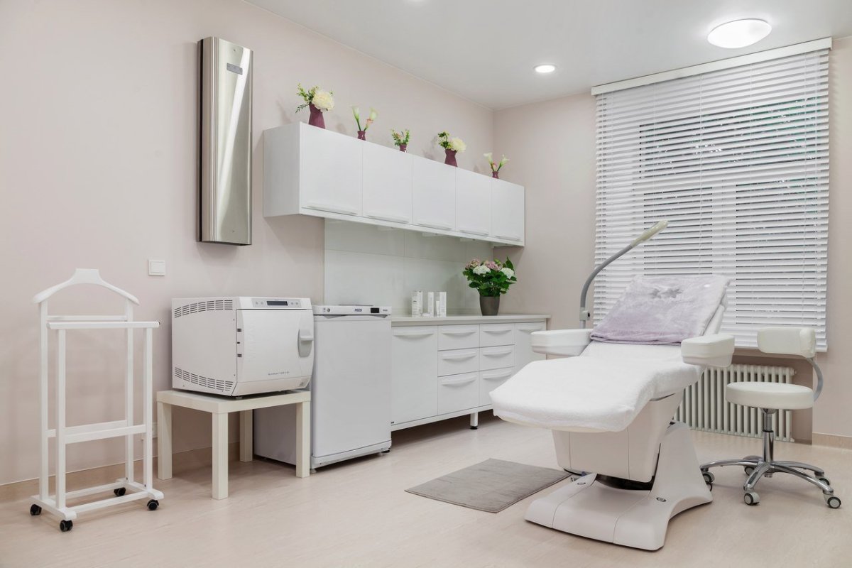 Шкаф в кабинет косметолога