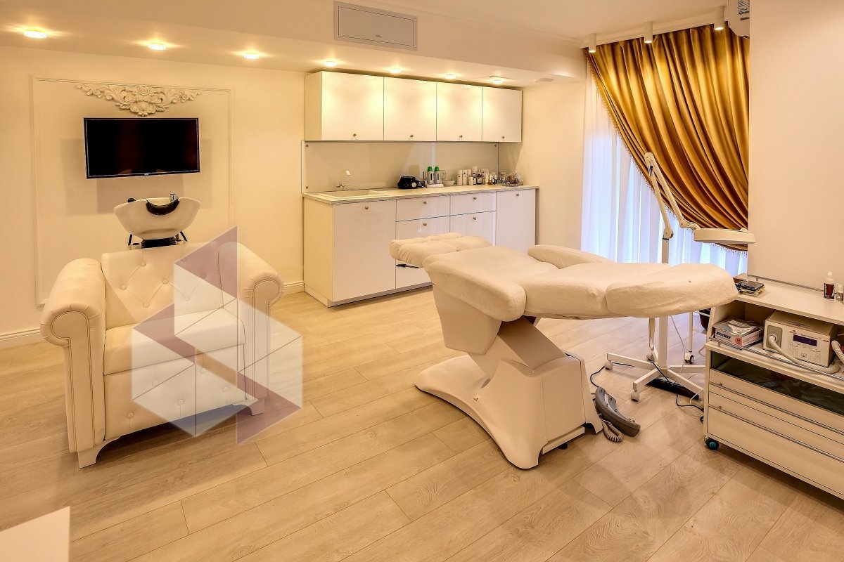 Шкафы и оборудование в косметологическом кабинете