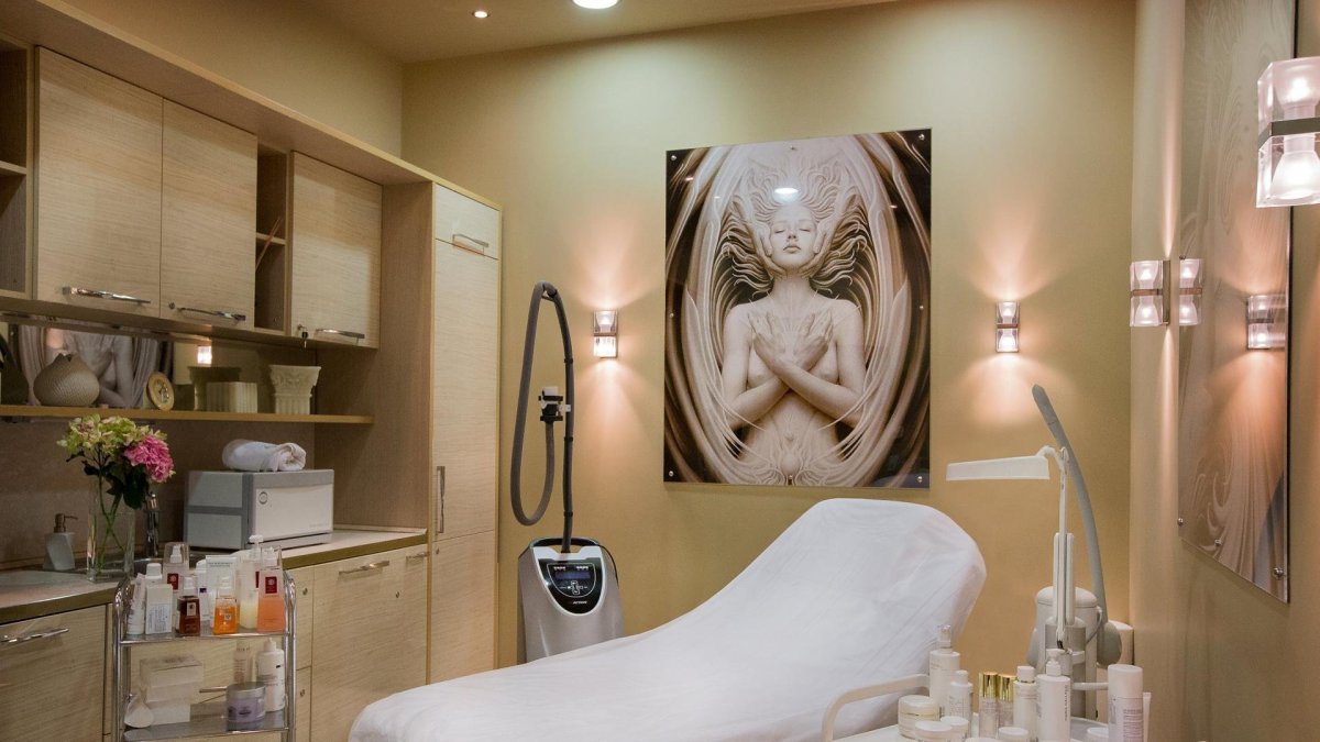 Кабинет косметолога с большими окнами