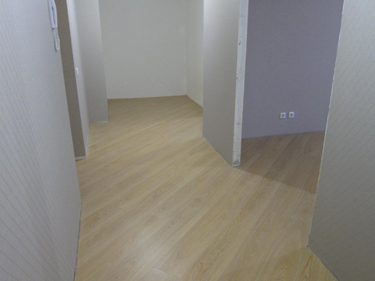 Стыки ламината между комнатами параллельно друг другу