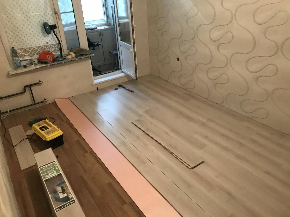 Укладка ламината в комнате