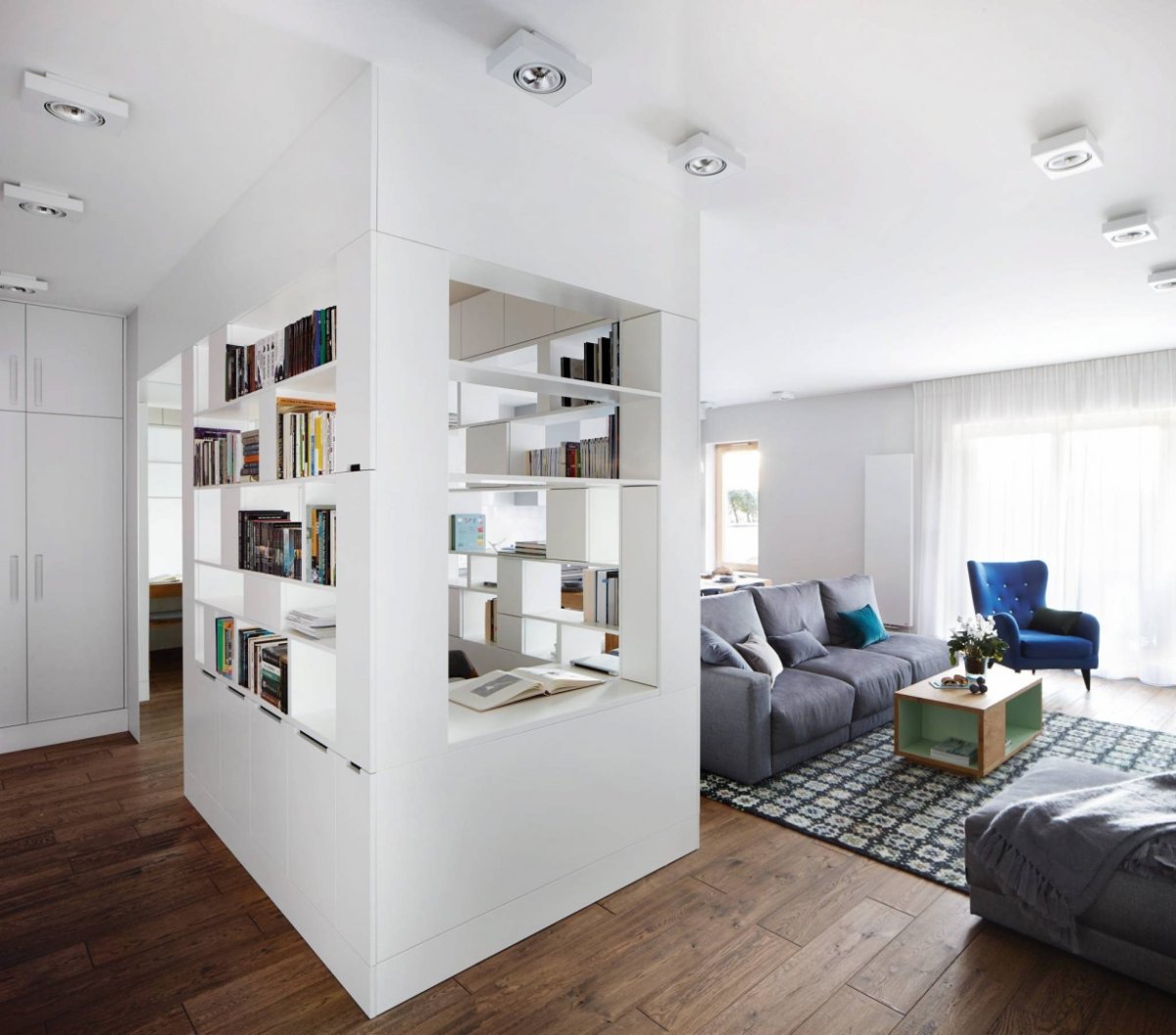 Зонировать студию стеллажом