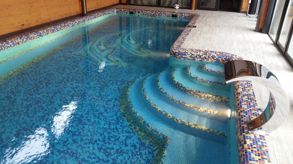 Красивые лестницы для бассейнов