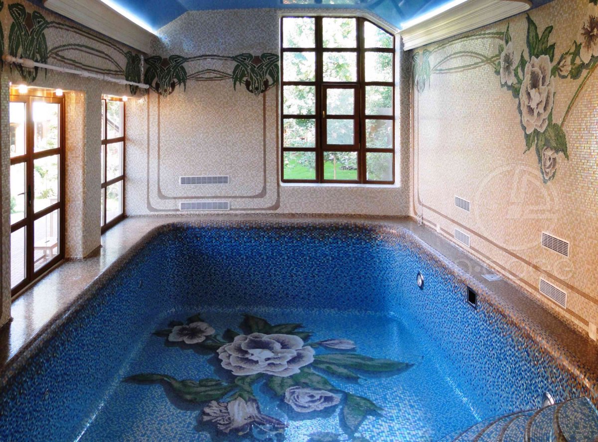 Бассейн из мозаики в доме