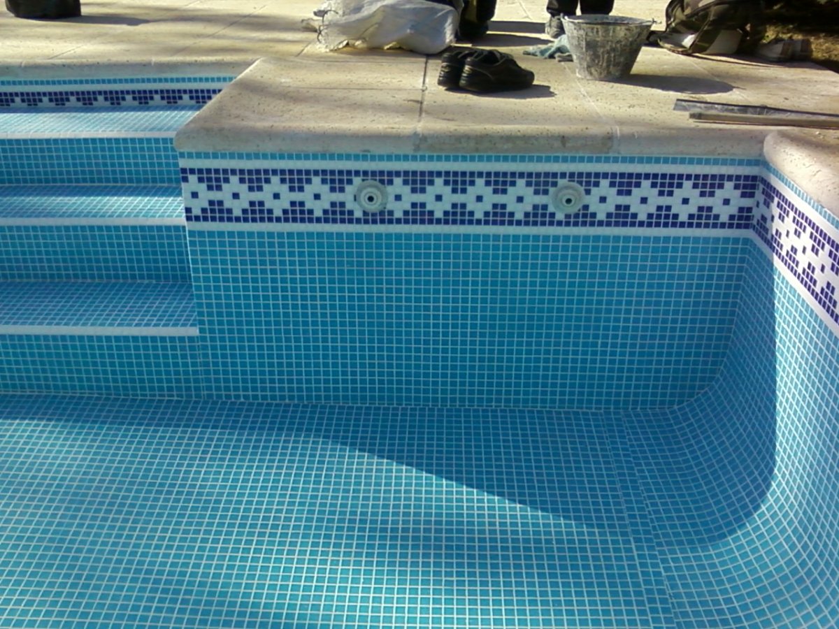 Бассейн отделанный мозаикой,