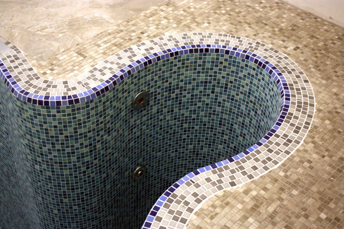 Бордюр из мозаики в бассейне